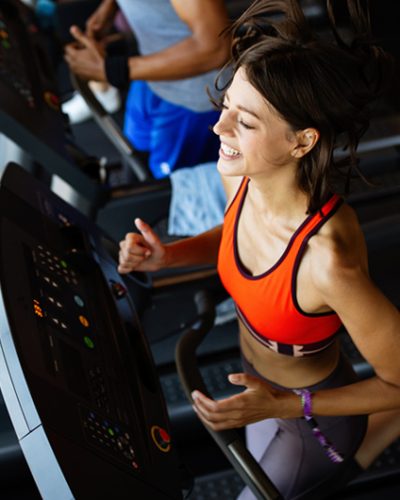 fit-group-of-people-exercising-on-a-treadmill-in-g-95G38G9.jpg